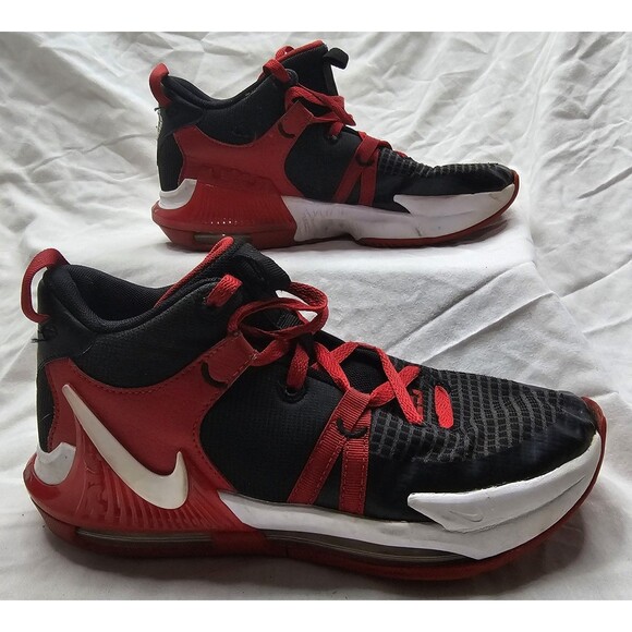 Nike LeBron Witness 8y Bred Black Red Athletic Basketball Shoes Sneakers New - Picture 4 of 6